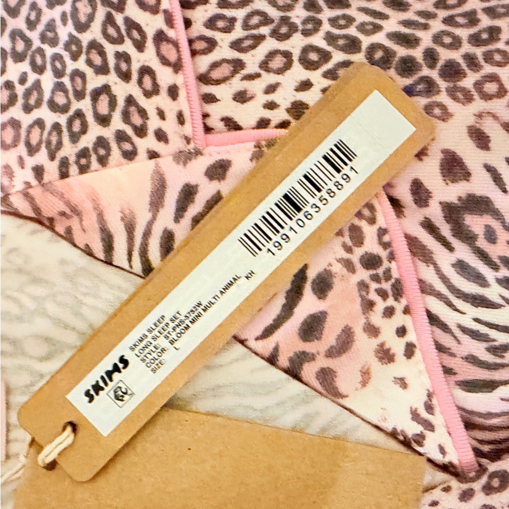 NWT SKIMS long sleeve button up pajama set women's size large animal print - Picture 13 of 13
